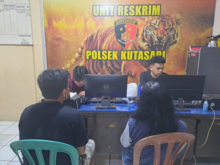 Polisi dari Polsek Kutasari mengamankan dua orang yang diduga melakukan pencurian di salah satu minimarket di wilayah Desa Kutasari, Kecamatan Kutasari, Kabupaten Purbalingga, Kamis (2/1/2025) sore.