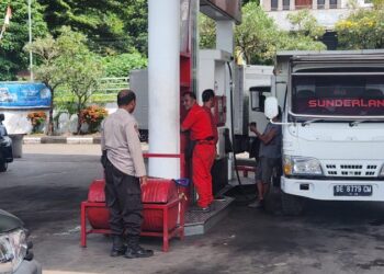 Polsek Mapanget melaksanakan pemantauan dan pengaturan arus lalu lintas (lalin) di sejumlah Stasiun Pengisian Bahan Bakar Umum (SPBU) yang ada di wilayah hukumnya. Pemantauan ini bertujuan untuk mengatasi antrian panjang kendaraan yang mengisi Bahan Bakar Minyak (BBM) jenis Solar subsidi, Pada Kamis, 2 Januari 2025, pukul 17.00 WITA.