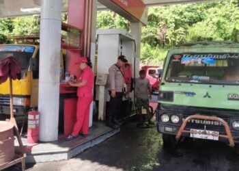 Bhabinkamtibmas Polsek Pineleng, Aipda Hendra Lempas, melaksanakan kegiatan pengamanan pendistribusian BBM jenis Solar dan Pertalite di Pompa Bensin SPBU Warembungan, yang terletak di Jalan Trans Manado-Tomohon, Kecamatan Pineleng, Kabupaten Minahasa, Jumat (3/12/2024).