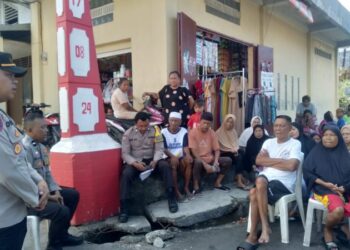 Kegiatan Jum’at Bacirita berlangsung di Kompleks Pasar Unyil, Kelurahan Ketang Baru, Lingkungan IV. Kegiatan ini dipimpin langsung oleh Kapolsek Singkil, IPDA Dedy K. Donsu, yang turut dihadiri oleh berbagai pihak, di antaranya Lurah Wawonasa BPK Frangky Sou, SE, Bhabinkamtibmas Kel. Karame-Wawonasa Aiptu Bilal, Bhabinkamtibmas Kel. Ketang-Ternate Baru-Ternate Tanjung Aipda Munawir Gobel, ketua lingkungan, serta sekitar 35 warga dari kedua kelurahan, Jumat (3/12/2024).