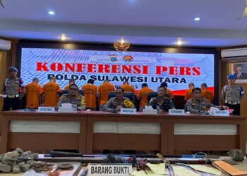 Polda Sulawesi Utara (Sulut) dan Polresta Manado menggelar konferensi pers pada Jumat (03/01/2025) di Ruang Tribrata Mapolda Sulut terkait penangkapan pelaku keributan antar kampung di Kecamatan Singkil dan Banjer Tikala, Kota Manado.