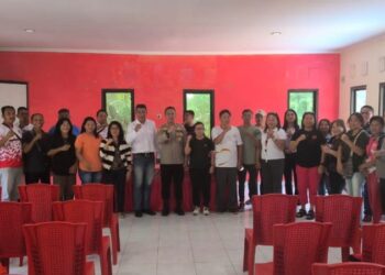 Kapolsek Bunaken, Iptu Trivo Datukramat, memprakarsai rapat koordinasi pemeliharaan keamanan dan ketertiban masyarakat (kamtibmas) di wilayah Kecamatan Bunaken pada Jumat (3/1/2025) di Balai Kecamatan Bunaken. Rapat ini dihadiri oleh aparat kepolisian setempat, perwakilan masyarakat, tokoh adat, serta instansi terkait lainnya.