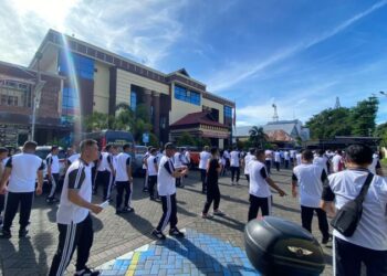 personel Polresta Manado melaksanakan olahraga rutin di lapangan Mapolresta, Sabtu (4/1/2025). Kegiatan ini dipimpin langsung oleh Kabag Ops Polresta Manado, Kompol Sugeng Wahyudi Santoso, dan diikuti seluruh personel Polresta dan Polsek jajaran.