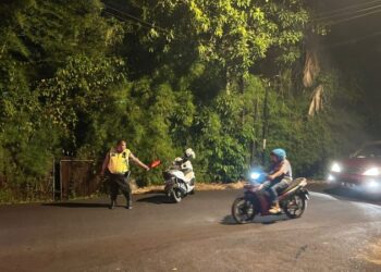 personel Lalu Lintas Polsek Malalayang menggelar Inovasi Pos Cakalang di ruas Jalan Bahu Kleak, Manado, pada Jumat (5/1/2025). Program inovatif ini bertujuan untuk mengoptimalkan kelancaran arus lalu lintas di wilayah yang kerap menjadi titik padat kendaraan, terutama pada jam sibuk pagi dan sore hari.