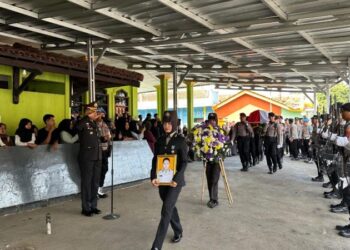 Upacara pemakaman Almarhum Bripka Andithya Munartono. Ia mendapatkan kenaikan pangkat luar biasa menjadi Aipda Anumerta.