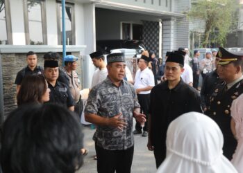 MELAYAT: Kapolda Sumatera Utara, Irjen. Pol. Whisnu Hermawan F, S.I.K., M.H., melayat ke rumah duka Wakapolres Pelabuhan Belawan, Kompol Iwan Kurnianto, Minggu sore, (5/1/2025). (Foto Dok/ Polda Sumut)