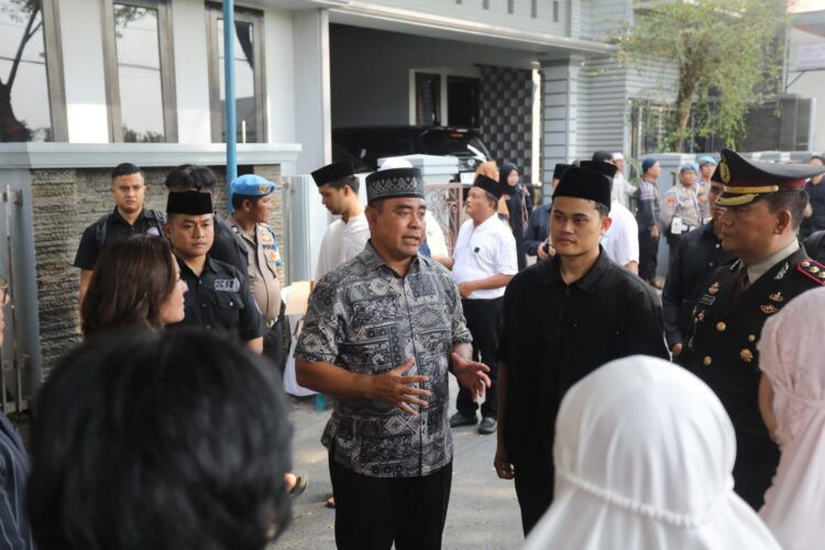 MELAYAT: Kapolda Sumatera Utara, Irjen. Pol. Whisnu Hermawan F, S.I.K., M.H., melayat ke rumah duka Wakapolres Pelabuhan Belawan, Kompol Iwan Kurnianto, Minggu sore, (5/1/2025). (Foto Dok/ Polda Sumut)