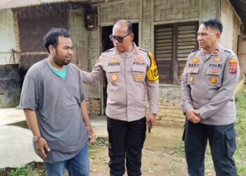 KUNJUNGI KORBAN BEGAL:
Kapolrestabes Medan Kombes Pol Gidion Arif Setyawan, S.I.K., S.H., M.Hum mengunjungi korban begal M Ismail Pulungan, Senin (6/1/2024). (Ist)