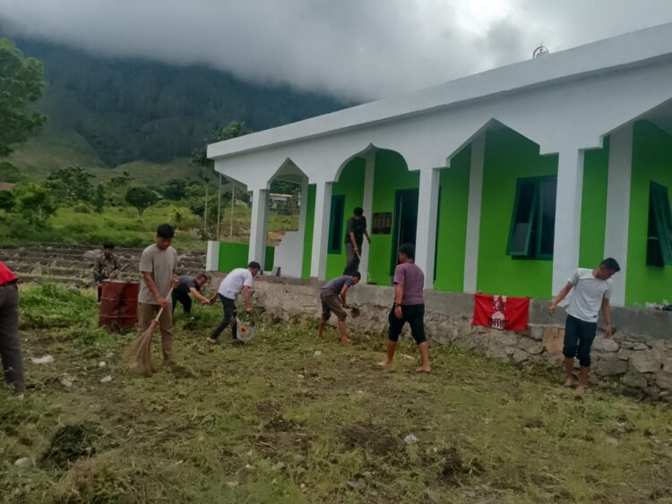 Gerakan Mahasiswa Nasional Indonesia (GMNI) Melakukan kegiatan Bersih-bersih Masjid An-Nur Desa Silalahi sabungan dengan tujuan Membangun Kenyamanan dan Kebersihan Tempat Beribadah Tanggal Senin 6 Januari 2025.