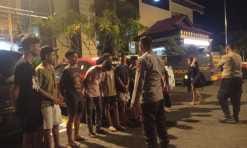 Polresta Manado bersama Polsek jajaran menggelar operasi “Sibulan” (Sikat Pemabuk Jalanan) pada Selasa malam (tanggal spesifik). Operasi ini berhasil mengamankan sejumlah anak muda yang kedapatan sedang menggelar pesta minuman keras (miras) di beberapa lokasi di wilayah hukum Polresta Manado, Senin ( 6/1/2025) malam.