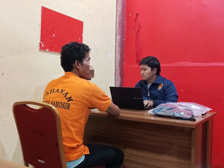 Sat Reskrim Polres Samosir bergerak cepat menangkap tersangka JR di tempat kerjanya. Tersangka langsung diamankan bersama sejumlah barang bukti, kemudian dibawa ke Polres Samosir untuk pemeriksaan lebih lanjut.