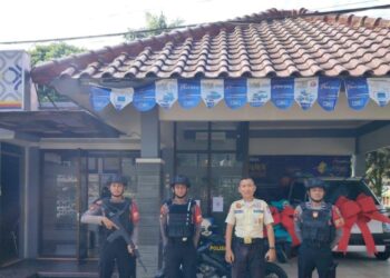 Sat Samapta Polresta Banyumas meningkatkan kegiatan patroli siang hari pada perbankan, pusat perbelanjaan dan stasiun kereta api Purwokerto. Rabu (8/1/25)