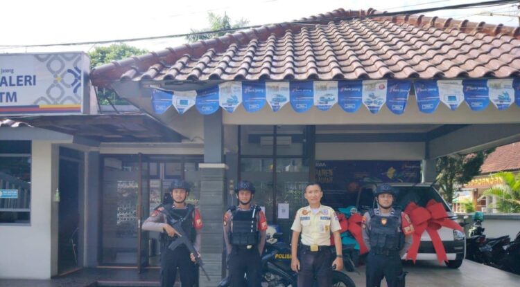 Sat Samapta Polresta Banyumas meningkatkan kegiatan patroli siang hari pada perbankan, pusat perbelanjaan dan stasiun kereta api Purwokerto. Rabu (8/1/25)