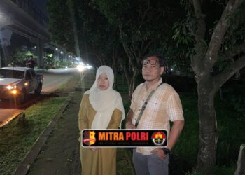 Seorang wanita berprofesi sebagai Pegawai Negeri Sipil (PNS) menjadi korban tindak pidana pencurian dengan kekerasan (curas) saat melintas di bawah Flyover Jakabaring pada Senin sore (06/01/2025). Korban, yang diketahui bernama Widya Apriyanti (43), warga Jalan Kalidoni Lorong Talang Gading, mengalami perampokan yang melibatkan tiga pelaku.