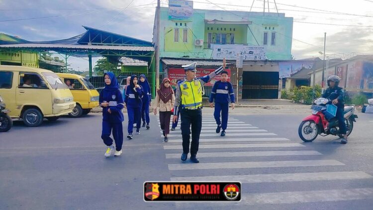 Satuan Lalu Lintas Polres Ogan Ilir melaksanakan giat Strong Point Pagi, Rabu (08/01/2025). Kegiatan ini dipimpin langsung oleh Kasat Lantas Polres Ogan Ilir, AKP Desram Chemy, dengan melibatkan 30 personil di sejumlah titik rawan kemacetan dan kecelakaan.