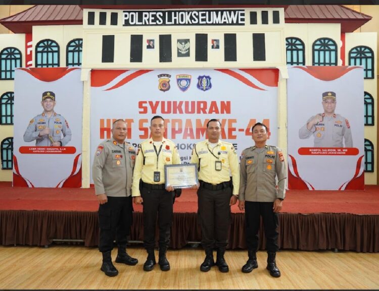Penyerahan piagam penghargaan satpam terbaik perusahaan di berikan oleh Kapolres Lhokseumawe, melalui Kabag SDM, AKP ERPANSYAH PUTRA. Sedangkan di Bireuen di berikan oleh Kapolres AKBP JATMIKO.SH, M.H