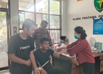 Polresta Manado terus menunjukkan komitmennya dalam memastikan hak-hak para tahanan terpenuhi, salah satunya melalui pelayanan kesehatan. Langkah ini dilakukan secara rutin untuk memantau dan menjaga kondisi fisik para tahanan di ruang tahanan Polresta Manado, Rabu (8/1/2025).