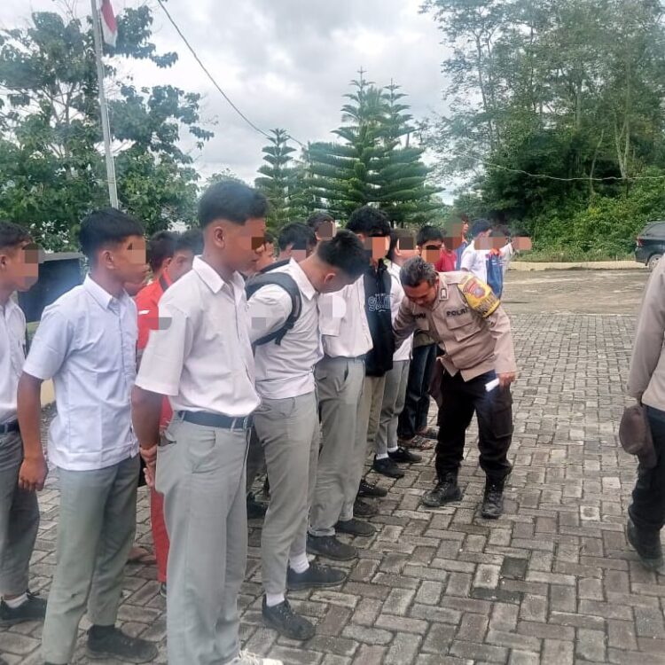 Sebanyak 21 orang siswa pelajar dari salah satu Sekolah Menengah Atas di Kecamatan Palipi Kabupaten Samosir, ditindak oleh Polsek Palipi setelah kedapatan membolos di jam pelajaran.