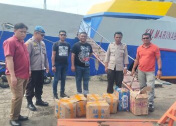 Polsek Pelabuhan Manado melaksanakan operasi razia terhadap minuman keras (miras), barang ilegal, dan barang berbahaya lainnya di wilayah Pelabuhan Manado. Operasi ini dipimpin oleh Kanit Propam Aiptu Paulus Watak, didampingi KA SPKT Aiptu J. Boham, Kanit Reskrim Aipda James Pinamangung, Kanit Intel Aipda D. Malonda, dan anggota Resintel Polsek Pelabuhan Manado, Jumat (11/1/2025).