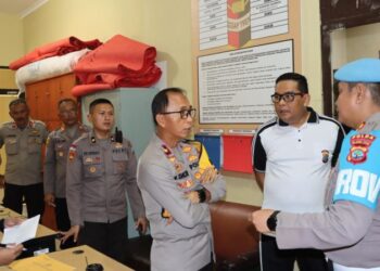 Wakil Kepala Kepolisian Daerah (Wakapolda) Sulawesi Utara, Brigjen Pol Drs. Bahagia Dachi, melakukan kegiatan pemeriksaan senjata api (senpi) dan amunisi di Gudang Senpi Polresta Manado, Jumat (11/1/2025)