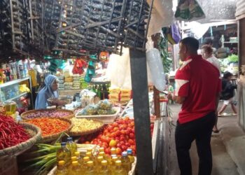 Polsek Mapanget melakukan pemantauan langsung terhadap harga sembilan bahan pokok (sembako) di Pasar Tradisional Kelurahan Paniki Dua, Lingkungan III, Kecamatan Mapanget, Kota Manado. Kegiatan ini berlangsung pada Kamis, 11 Januari 2025, pukul 12.00 WITA hingga selesai.