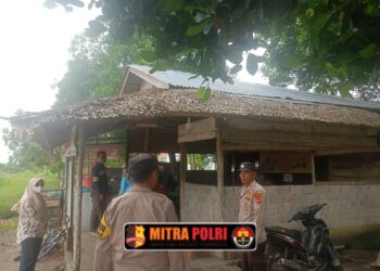 Polsek Rantau Alai melaksanakan patroli antisipasi 3C (Curat, Curas, dan Curanmor) sekaligus memberikan himbauan Kamtibmas kepada masyarakat dan pengguna jalan di wilayah hukum Polsek Rantau Alai, Kabupaten Ogan Ilir, pada Jumat, 10 Januari 2025.