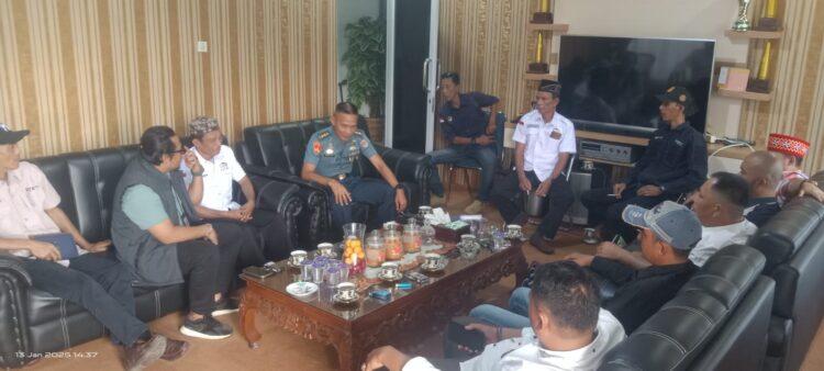 Kakimal lampung utara, Letkol Marinir Herman Sobli menerima langsung audiensi sekaligus koordinasi dan silaturahmi ketua DPC pengurus Persatuan Wartawan Duta Pena Indonesia (PWDPI), Senin (13/01/2025).