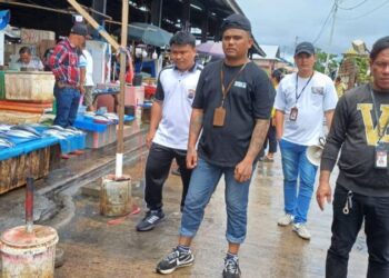Polsek Wenang berkoordinasi dengan Ketua Lingkungan, Dinas Pasar, dan Damkar Kota Manado untuk bersama – sama mencari penyebab timbulnya bau busuk dengan melakukan pembersihan di lokasi pasar bersehati dengan melibatkan para pedagang, lakukan penyiraman genangan limbah, serta pembersihan sampah yang menumpuk.