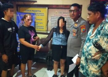 Polsek Pelabuhan kembali menunjukkan komitmennya dalam menciptakan keamanan dan ketertiban masyarakat. Pihak kepolisian berhasil menyelesaikan permasalahan yang melibatkan kasus hubungan gelap dan penganiayaan melalui pendekatan problem-solving, Senin (13/1/2025).