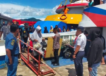 Polsek Pelabuhan Polresta Manado melaksanakan patroli rutin di kawasan pelabuhan guna memastikan keamanan dan ketertiban masyarakat (kamtibmas) di wilayah tersebut. Patroli ini dilakukan sebagai langkah preventif untuk mencegah tindak kriminalitas serta menciptakan rasa aman bagi masyarakat, khususnya para pengguna jasa transportasi laut.