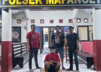 Unit Reskrim Polsek Mapanget, dipimpin oleh Aipda C. Hamel bersama Bripka Valiant, berhasil mengamankan salah satu tersangka kasus penganiayaan yang terjadi di Kelurahan Mapanget Barat, Lingkungan 2. Tersangka, yang diketahui berinisial VK (45 tahun, swasta), diduga melakukan penganiayaan terhadap korban berinisial DH (32 tahun, swasta) dengan menggunakan benda tajam, Pada hari Minggu, 12 Januari 2025, sekitar pukul 12:30 WITA.