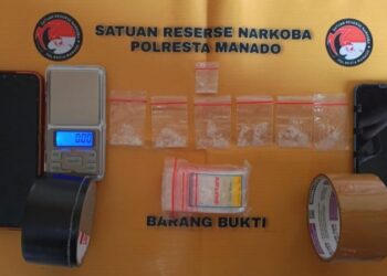 Kepolisian Resort Kota Manado berhasil mengungkap peredaran narkotika jenis sabu dengan menangkap dua tersangka, masing-masing NFK (34), warga Manado, dan AC (37), warga Tondano. Penangkapan ini dilakukan pada Kamis, 9 Januari 2025, sekitar pukul 18.30 WITA, setelah petugas mendapatkan informasi dari masyarakat, Senin (13/1/2025).