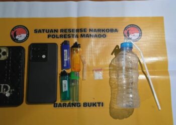 Polresta Manado berhasil mengungkap peredaran narkotika jenis sabu setelah mengamankan dua tersangka di sebuah penginapan di Kecamatan Mapanget, Kota Manado, pada Selasa sore, 7 Januari 2025. Tersangka yang diamankan adalah BN (21), seorang ibu rumah tangga asal Manado, dan KA (39), seorang wiraswasta asal Jepara, Jawa Tengah, Senin (13/1/2024).