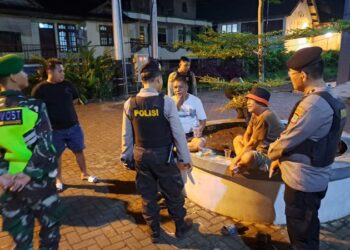 personel Polresta Manado dari Satuan Samapta bersama dengan personel TNI Kodim 1309 Manado melaksanakan Kegiatan Rutin Yang Ditingkatkan (KRYD) berupa patroli gabungan di wilayah hukum Polresta Manado yang dianggap rawan gangguan keamanan dan ketertiban masyarakat (Kamtibmas).