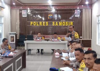 Polres Samosir menggelar Analisis dan Evaluasi (Anev) Gangguan Keamanan dan Ketertiban Masyarakat (Kamtibmas) Tahun 2024 di Aula Pusuk Buhit, Mapolres Samosir. Acara ini dipimpin langsung oleh Kapolres Samosir AKBP Yogie Hardiman, S.H., S.I.K., M.H., didampingi Wakapolres Samosir Kompol ST Panggabean, S.H., dan dihadiri oleh para pejabat utama Polres Samosir, Kapolsek jajaran, serta sejumlah perwira Senin (13/01/2025).