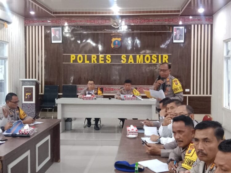 Polres Samosir menggelar Analisis dan Evaluasi (Anev) Gangguan Keamanan dan Ketertiban Masyarakat (Kamtibmas) Tahun 2024 di Aula Pusuk Buhit, Mapolres Samosir. Acara ini dipimpin langsung oleh Kapolres Samosir AKBP Yogie Hardiman, S.H., S.I.K., M.H., didampingi Wakapolres Samosir Kompol ST Panggabean, S.H., dan dihadiri oleh para pejabat utama Polres Samosir, Kapolsek jajaran, serta sejumlah perwira Senin (13/01/2025).