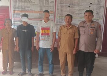 Bhabinkamtibmas Polsek Onanrunggu, AIPDA Bissar Lumbantungkup, sukses memediasi kasus pencurian minuman tuak di Desa Pardomuan Kecamatan Onanrunggu Kabupaten Samosir, Selasa (14/1/2025). Mediasi berlangsung di Kantor Desa Pardomuan dengan melibatkan berbagai pihak, termasuk Babinsa, kepala desa, tokoh masyarakat, serta keluarga pelaku dan korban.