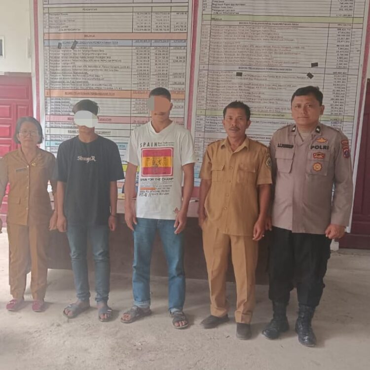 Bhabinkamtibmas Polsek Onanrunggu, AIPDA Bissar Lumbantungkup, sukses memediasi kasus pencurian minuman tuak di Desa Pardomuan Kecamatan Onanrunggu Kabupaten Samosir, Selasa (14/1/2025). Mediasi berlangsung di Kantor Desa Pardomuan dengan melibatkan berbagai pihak, termasuk Babinsa, kepala desa, tokoh masyarakat, serta keluarga pelaku dan korban.