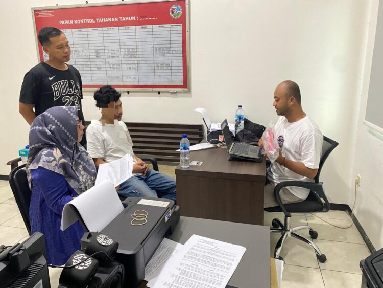 Seorang laki laki yang diduga pengedar berinisial TYR (24) diamankan di sebuah rumah ikut alamat Desa Pamijen, Kecamatan Sokaraja, Kabupaten Banyumas