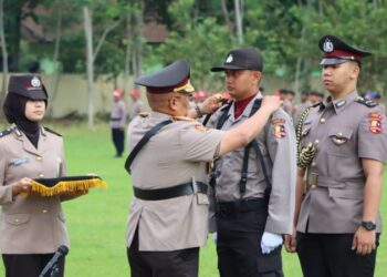 Kalemdiklat Polri Komjen Pol Prof. Dr. Chrisnanda Dwilaksana, M.Si., saat Upacara Pembukaan Pendidikan (Bukadik) Pembentukan Bintara Kompetensi Khusus (Bakomsus) di Pusdik Binmas Banyubiru Kab. Semarang, Senin, 13/01/2025.