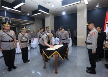Kadivhumas Polri Irjen. Pol. Sandi Nugroho memimpin upacara serah terima jabatan (sertijab) sejumlah pejabat di lingkungan Humas Polri. Upacara sertijab tersebut merupakan tindak lanjut dari Surat Telegram Kapolri Nomor : ST/2775/XII/Kep/2024, ST/2776/XII/ Kep/2024, ST/2777/XII/ Kep/2024, dan ST/2778/XII/ Kep/2024.