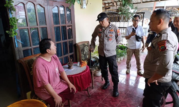 Terjadi keributan di Kelurahan Karombasan Selatan, Lingkungan 1, Kecamatan Wanea, tepatnya di jalan yang mengarah ke TK Pembina pada Senin, 14 Januari 2025, sekitar pukul 14.08 WITA. Keributan ini melibatkan seorang warga berinisial NM, yang diduga menderita gangguan jiwa. Mendapatkan laporan, Polsek Wanea segera merespon dan tiba di lokasi kejadian pada pukul 14.23 WITA.