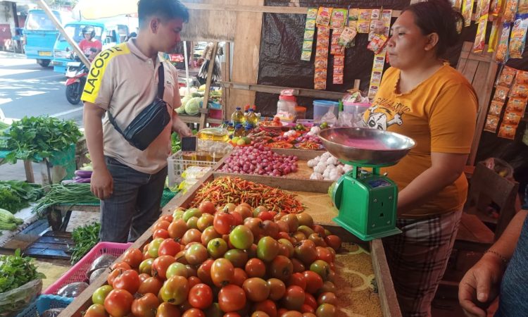 Personel Polresta Manado bersama jajaran Polsek melaksanakan kegiatan pengecekan harga kebutuhan pokok (sembako) di sejumlah pasar tradisional dan pusat perbelanjaan di wilayah hukum Polresta Manado pada Selasa (14/1/2025).