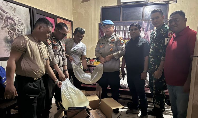 Polsek Pelabuhan Manado bersama Den Intel Kodam XIII MDK menggelar operasi razia terhadap minuman keras (miras), barang ilegal, dan barang berbahaya lainnya di wilayah Pelabuhan Manado. Operasi yang dipimpin langsung oleh Kapolsek Pelabuhan IPDA Juan A.V Rumbajan bersama Kanit Reskrim Aipda James Pinamangung ini berhasil mengamankan barang bukti berupa miras jenis cap tikus, Pada hari Senin, 15 Januari 2025, sekitar pukul 17.00 WITA.
