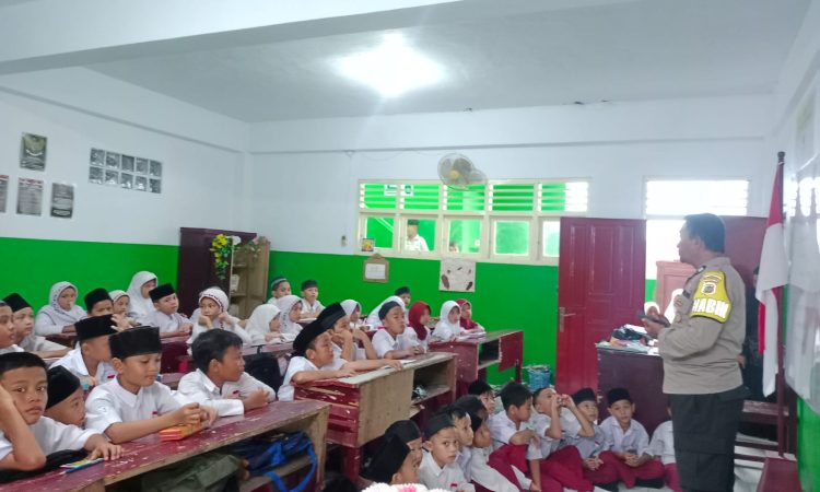 Bhabinkamtibmas Polsek Singkil melakukan kegiatan Pembinaan dan Penyuluhan Keamanan dan Ketertiban Masyarakat (Binluh Kamtibmas) kepada pelajar kelas 1, 2, dan 3 di Madrasah Ibtidaiyah Muhammadiyah Manado, yang terletak di Kelurahan Wawonasa, Lk. I, Kecamatan Singkil, Kota Manado, Rabu (15/1/2025).