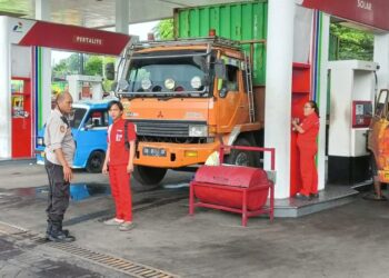 Polresta Manado bersama Polsek jajaran menggelar patroli dan sambang ke sejumlah Stasiun Pengisian Bahan Bakar Umum (SPBU) yang ada di wilayah hukum Polresta Manado. Kegiatan ini bertujuan untuk memastikan situasi yang aman dan kondusif di sekitar area SPBU, yang sering menjadi pusat keramaian, terutama pada jam-jam sibuk, Rabu (15/1/2025).