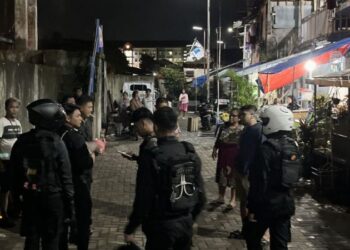Kepolisian Resor Kota (Polresta) Manado melalui jajaran Polsek Wenang dan Patroli Rayon telah merespons cepat laporan keributan yang diterima melalui Call Centre 112. Laporan yang diterima pada pukul 00.29 WITA tersebut menginformasikan adanya keributan di Kelurahan Komo Luar, Lingkungan II, Kecamatan Wenang, Kota Manado, Rabu (15/1/2025).