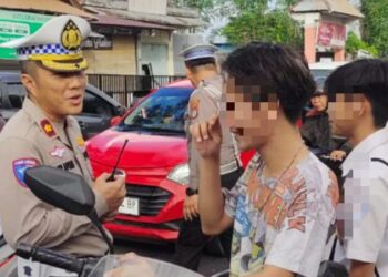 Sat Lantas Polresta Manado melaksanakan kegiatan pengaturan lalu lintas, penindakan pelanggaran (Dakgar), dan sosialisasi Keselamatan dan Ketertiban Berlalu Lintas (Kamseltibcar Lantas) di Jalan Tololiu Supit, tepatnya di depan SMA Negeri 7 Manado. Kegiatan yang berlangsung pada Selasa (14/1/2025). sejak pukul 06.30 hingga 09.00 WITA ini bertujuan untuk meningkatkan kesadaran berlalu lintas di kalangan siswa dan masyarakat sekitar.