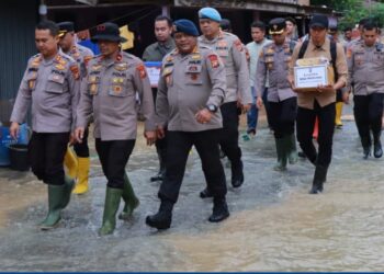 Wakapolda Riau, Brigjen Pol Adrianto Jossy Kusumo, SH, M.Han, beserta para pejabat utama Polda Riau dan Kapolres Kampar AKBP Ronald Sumaja, S.I.K. beserta jajarannya, mengunjungi tiga desa di Kecamatan Gunung Sahilan, Kabupaten Kampar yang terdampak banjir pada Rabu (15/01/2025) sore.