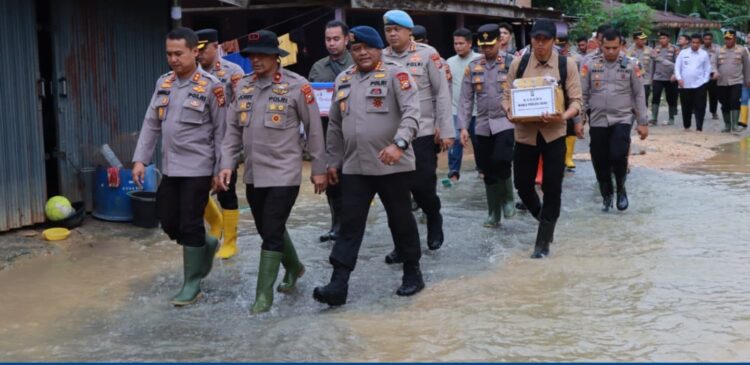 Wakapolda Riau, Brigjen Pol Adrianto Jossy Kusumo, SH, M.Han, beserta para pejabat utama Polda Riau dan Kapolres Kampar AKBP Ronald Sumaja, S.I.K. beserta jajarannya, mengunjungi tiga desa di Kecamatan Gunung Sahilan, Kabupaten Kampar yang terdampak banjir pada Rabu (15/01/2025) sore.
